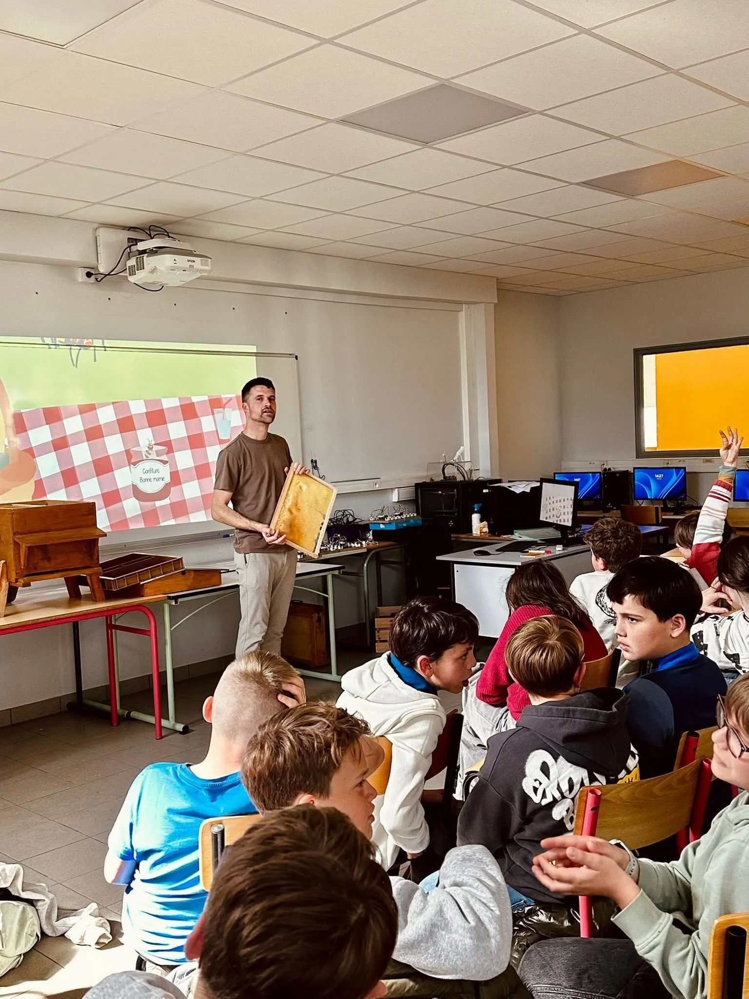 Animation devant des enfants pour expliquer pour sensibiliser au sujet des abeilles