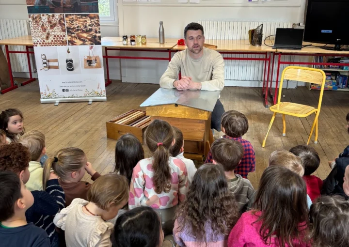 Animations apicole par Thomas devant des enfants dans une école en Bretagne.